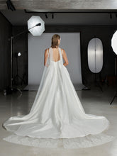 Load image into Gallery viewer, Garland - Evie Young Bridal
