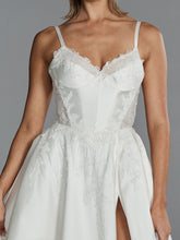 Load image into Gallery viewer, Garland - Evie Young Bridal
