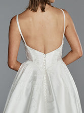Load image into Gallery viewer, Garland - Evie Young Bridal
